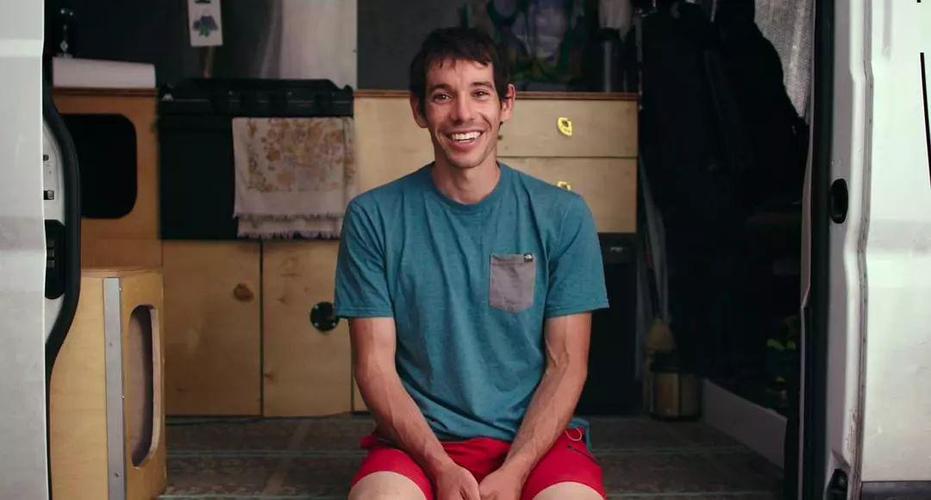影片的主角叫做alex honnold,美国攀岩界的传奇人物,一个有着小鹿斑比