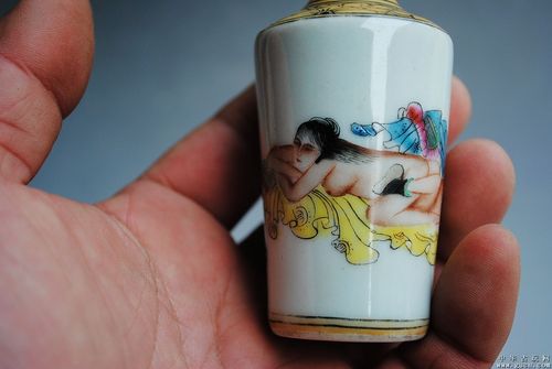 清乾隆珐琅彩描金压箱底鼻烟壶