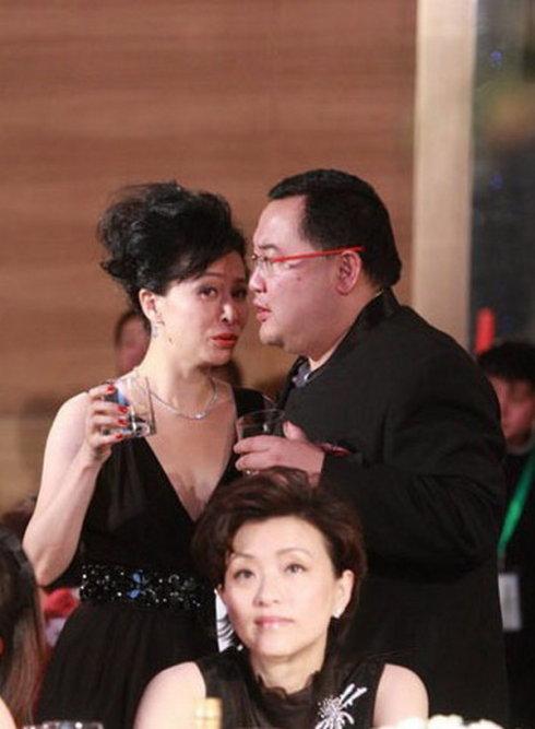 刘嘉玲和杨澜老公吴征贴面纠缠 杨澜不见为净