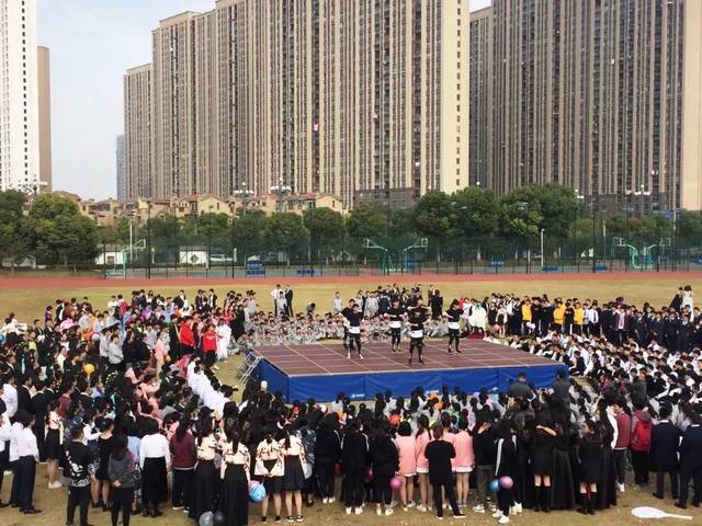 我的梦"为主题 感受大学校风校训,朝着梦想前进 让 崇真中学的开幕式