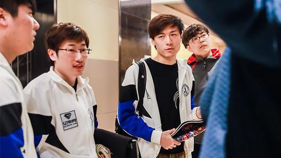 b神直播聊茶队sylar自立门户主队只剩两人