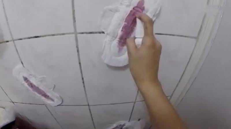 男子进厕所看到满墙的"滴血卫生巾"后傻眼了!
