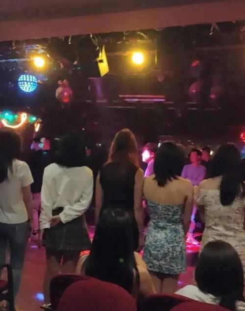 千万不要和舞厅的女孩子谈感情你认真你就输了