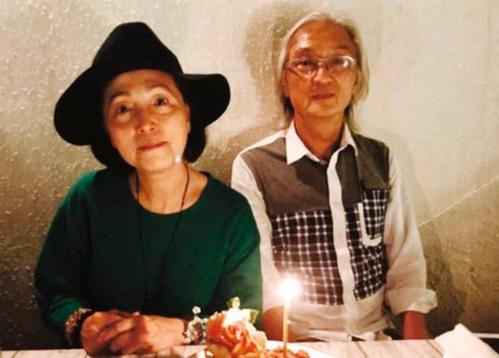 原创"玻璃大王"黄乃扬近照,长发花白似艺术家,与石榴姐做丁克夫妻?