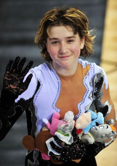 图文小老外亮相全运会花滑赛场戈米沙微笑