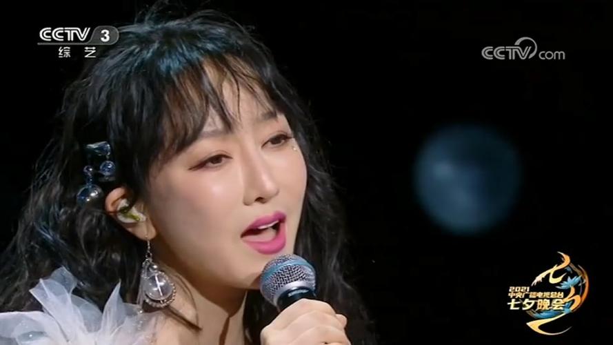 萨顶顶惊艳献唱一首《拾光》,歌声迷人,画面太美|2021七夕晚会