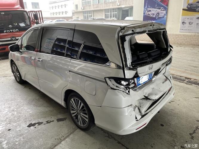 奥德赛被追尾照片,发起广泛评论