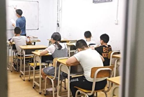 官方通报多家教育机构违规,"补课风"要过去了?家长别盲目跟从