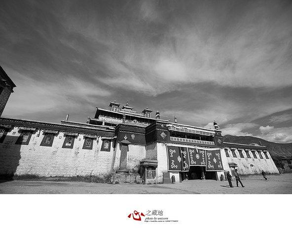 由于有传说在初建时赤松德赞急于想知道建成后的景象于是莲花生就从掌