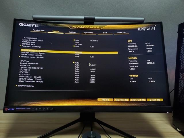 进入主板bios之后,我们可以看到技嘉的bios界面设计还是很简洁明了易