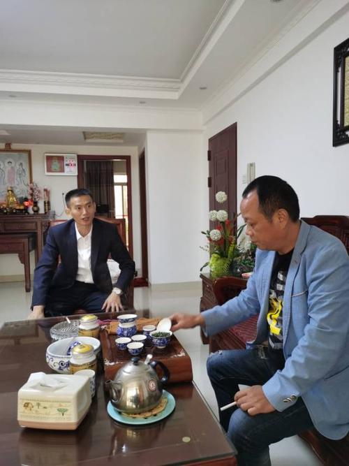 看,我们的阿兄主动上门拜访客户,和客户面对面沟通洽谈业务,犹如和老