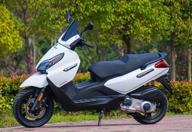 售价不到2万,比亚乔x7大踏板正式上市:水冷电喷250