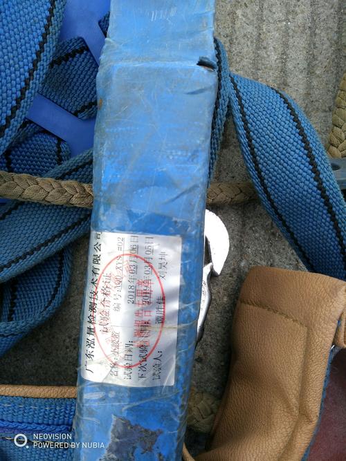 安全带外观完好,贴有合格检验标签,在检验合格期内使用,高空作业人员