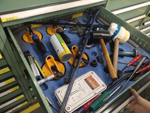 解析工具柜内杂乱工具混放未定置(点检人臧萍)