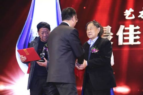 最佳非遗传承人奖 米振雄最佳非遗传承人奖 米振雄(中间)景泰蓝,中国