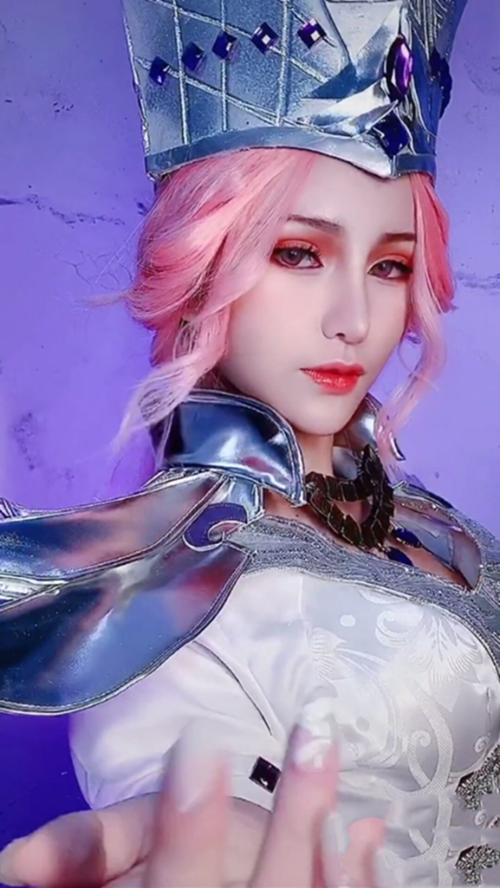 原来二次元和现实是可以想通的,更是玩笑表示没有她演比比东,真人网剧