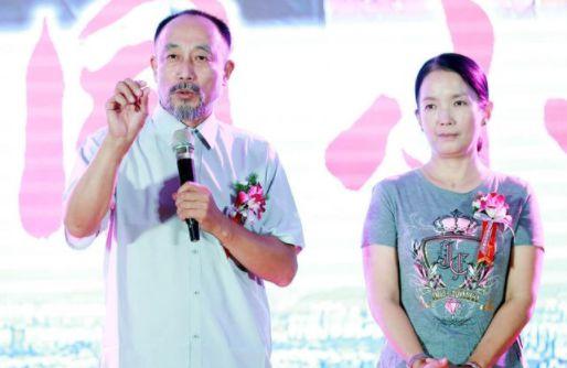 演员吕丽萍在美国发文悼念安倍,发9个哭脸表情:花会