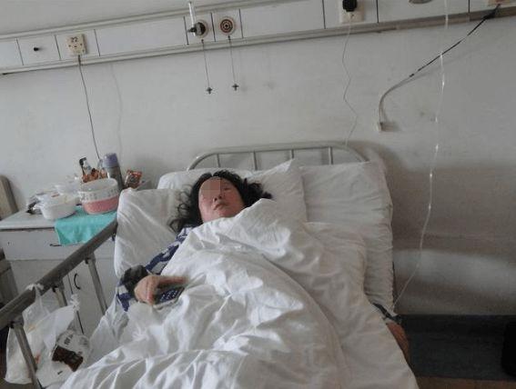 母亲生病住院弟弟不管不问我送去二十万却被骂不孝