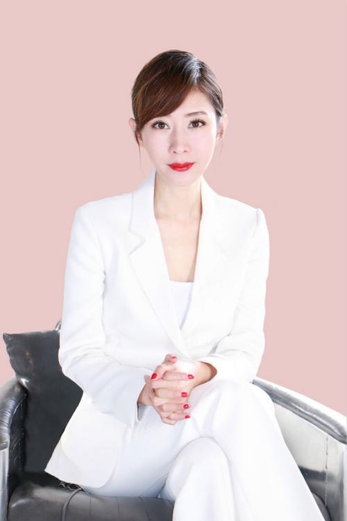 中国第一代娱乐女主播李霞 悄悄干起了影视界的"蓝翔技校"