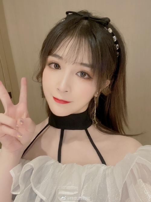 lpl主持西西晒照:打卡下班日