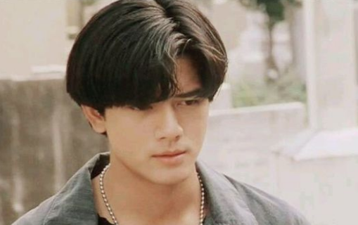 回看郭富城一系列发型,三七分,奶奶灰,网友:都是玩剩
