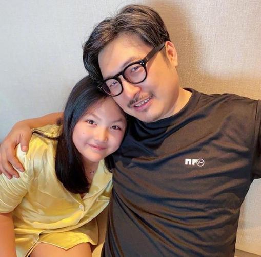 王岳伦被拍与女子举止亲密还牵手搂抱李湘又要发飙了