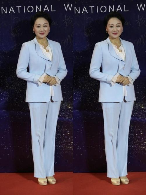 王姬岁数大了也这么招摇,虽然造型看着挺低调,但皮草却很"壕"