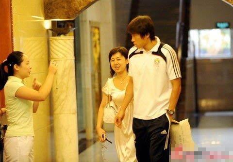 组图:帅气杜威魅力难挡 球迷名模皆为其倾倒