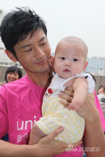 黄晓明粉丝过百万启动慈善项目 捐款十万(图)