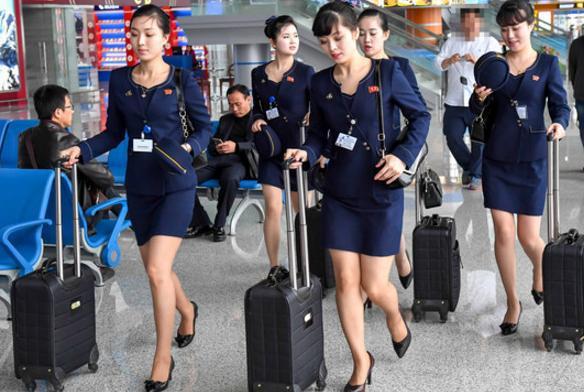 空姐在登机前,为何要拉着一个箱子,里面主要有三类东西