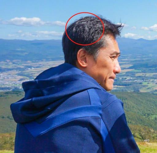 刘嘉玲晒与老公爬山合影,却无意间暴露了梁朝伟真实的