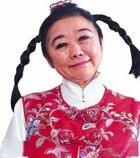 每次出现,她总是顶着两个小辫子,笑容灿烂甜美,仿佛天从没塌下来过.
