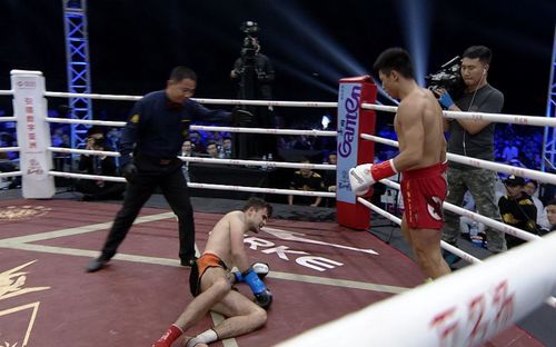 中国虎将邓泽奇主场迎战西班牙泰拳冠军 低扫腿tko瞬间现场人声鼎沸