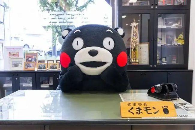 别看熊本熊还小,可他已经被任命为熊本县营业部长兼幸福部长了,是妥妥