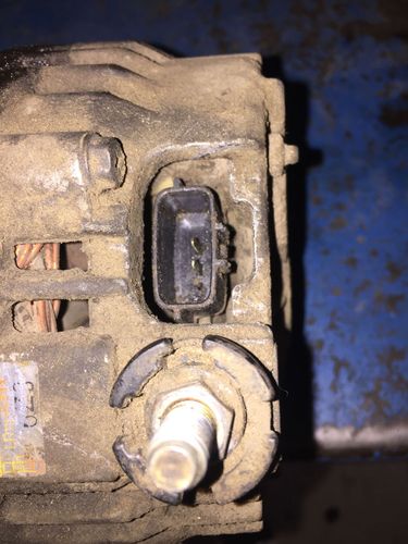 尼桑天籁2.3发电机插头碎了,自己接了两根线,红色那根