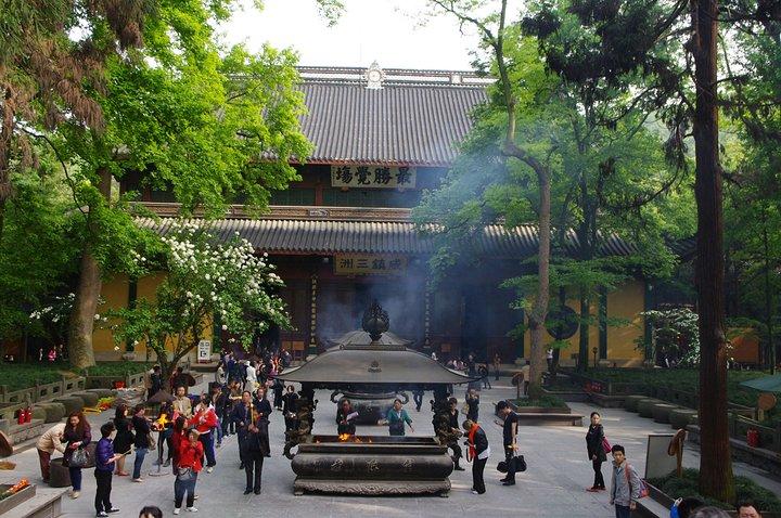 景点就是西湖和灵隐寺,灵隐寺有着1400多年的历史,是中国最古老的古刹
