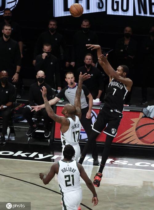 组图:篮网负雄鹿 杜兰特命中超神绝平远投