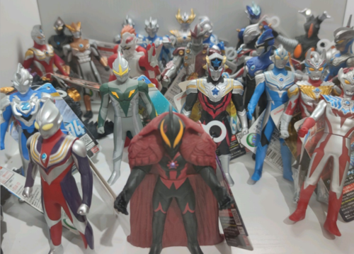 漫迷展示奥特曼手办藏品,数量超过1000,凯撒贝利亚领衔