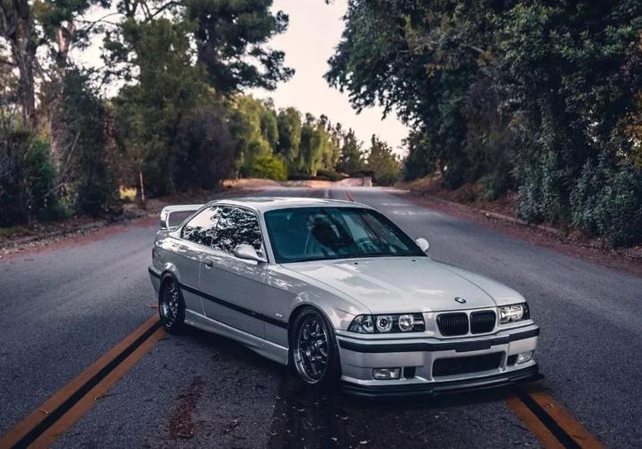 从e31衍生而来的e36,后视镜还具有更纤薄的外观,宝马空气动力学的