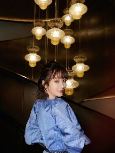 杨紫穿蓝色提花廓形裙温婉优雅扎半丸子头不失元气可爱