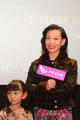 58岁陈冲留短发涂红唇宛若复古女郎 穿牛仔服叉腰简直飒一脸