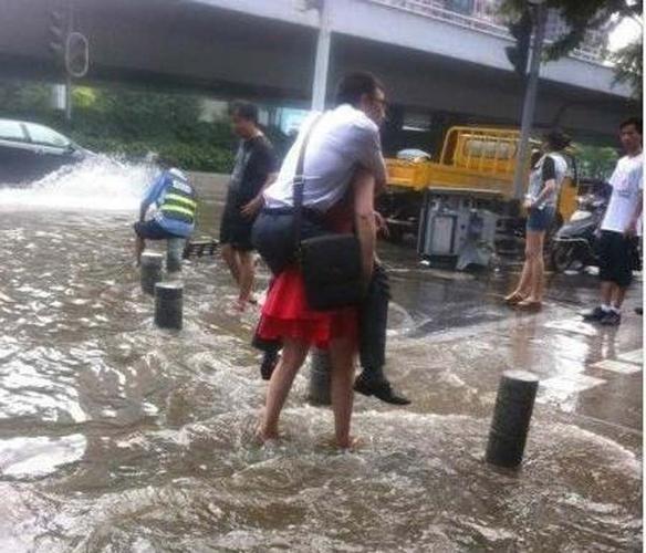 武汉暴雨中女汉子背男子