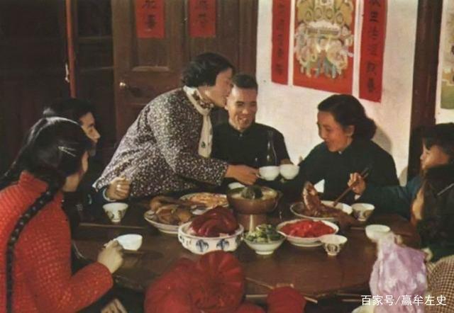 60年代的苏州,当时一户普通人家的年夜饭,有鸡有鱼有火锅,年夜饭看