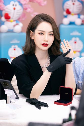 嫁给韩国人的戚薇穿衣越来越韩范儿了西装也能穿出慵懒感真美