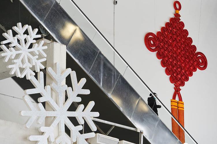 2022年1月26日,北京冬奥会主媒体中心内"冰雪"与红色中国结"相遇".