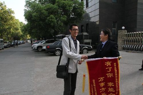 来到南昌,将一面锦旗送到江西卫视《金牌调解》观察员廖喜玉的手中,以