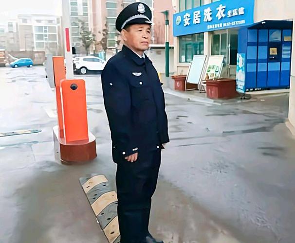 不管你是在学校,还是在老旧小区,都有60岁或者是60岁以上的大龄保安