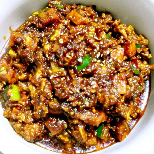 主料为鸡蛋,东北大酱(最传统的做法当然是用东北大酱,也可用黑龙酱,香