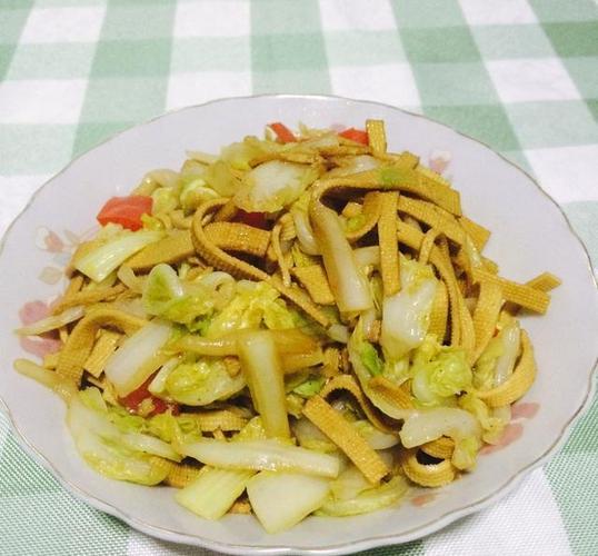 娃娃菜就像是白菜的微型版,其药用价值也很高,经常食用