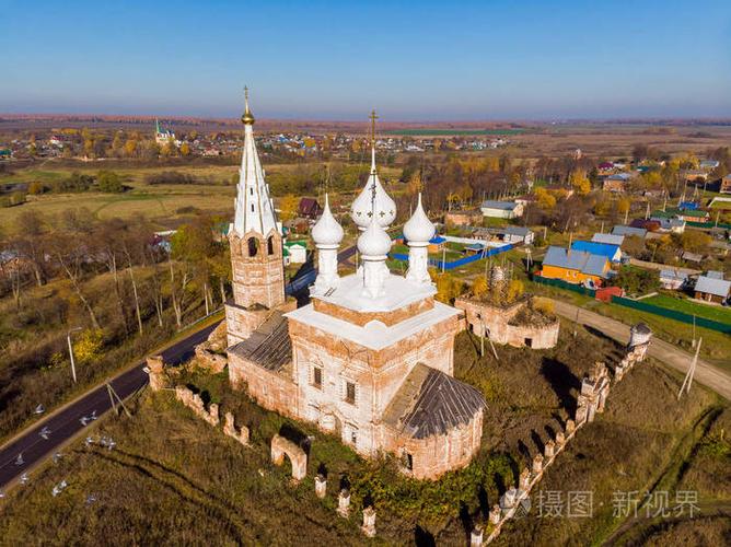 在俄罗斯伊万诺沃地区一个阳光明媚的秋日, 杜尼洛沃村的圣母教堂.